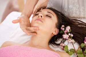 ANSIKTSBEHANDLING & HEALING ~ 90 min ~ 1550 kr
I denna behandling får du både en behandlande, skön Ansiktsbehandling Classic och en avslappnande, djupgående Healing (läs mer under Healing).

* intuitiv healing för hela dig, fysiskt, mentalt, själsligt och andligt

* rengöring

* peeling

* ånga

* portömning

* ansiktsmassage

* ansiktsmask

* avslutande serum och kräm.